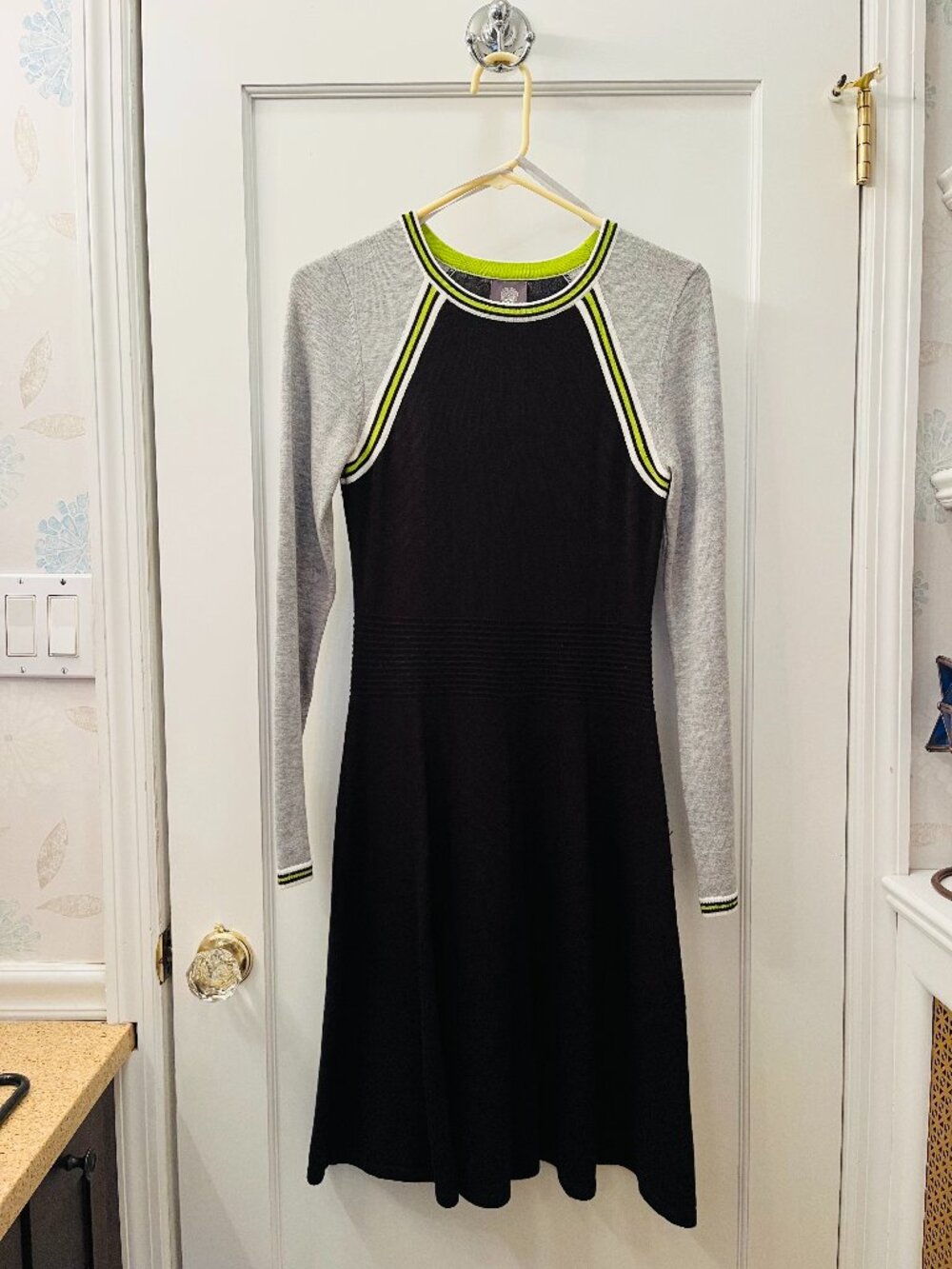 Vince Camuto knit jersey dress; black/gray; long sleeve; size small